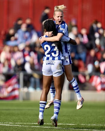 Edna y Cahynová celebran un gol en el partido de Liga F entre Real y Atlético.