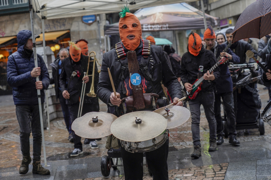 Aldarrikapenaz gain jai girorako tartea ere izan da goizean. Aldarrikapenaz gain jai girorako tartea ere izan da goizean.
