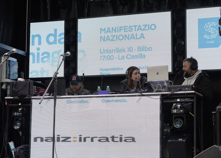 NAIZ Irratiak saio berezia egin du eguerdian Bilbiko plazatik. NAIZ Irratiak saio berezia egin du eguerdian Bilbiko plazatik.