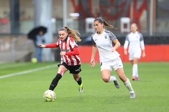 Sara Ortega, que ha entrado en la segunda parte, avanza con el balón junto a Cubedo en el partido de Liga F entre Athletic y Badalona.