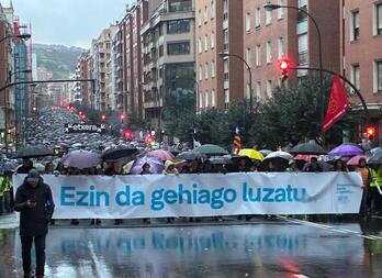 La manifestación, enfilando hacia Zabalburu.