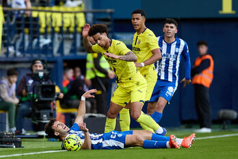 Parada se queja de una falta ante Buchanan. 