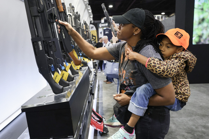 De acuerdo con la Encuesta Nacional sobre Armas de Fuego de 2021, el 32% de la población estadounidense afirma tener un arma de fuego. La cifra equivale a más de 18,4 millones de estadounidenses armados.