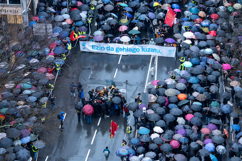 Sareko kideak prentsari adierazpenak egiten manifestazioa hasi aurretik. Sareko kideak prentsari adierazpenak egiten manifestazioa hasi aurretik.