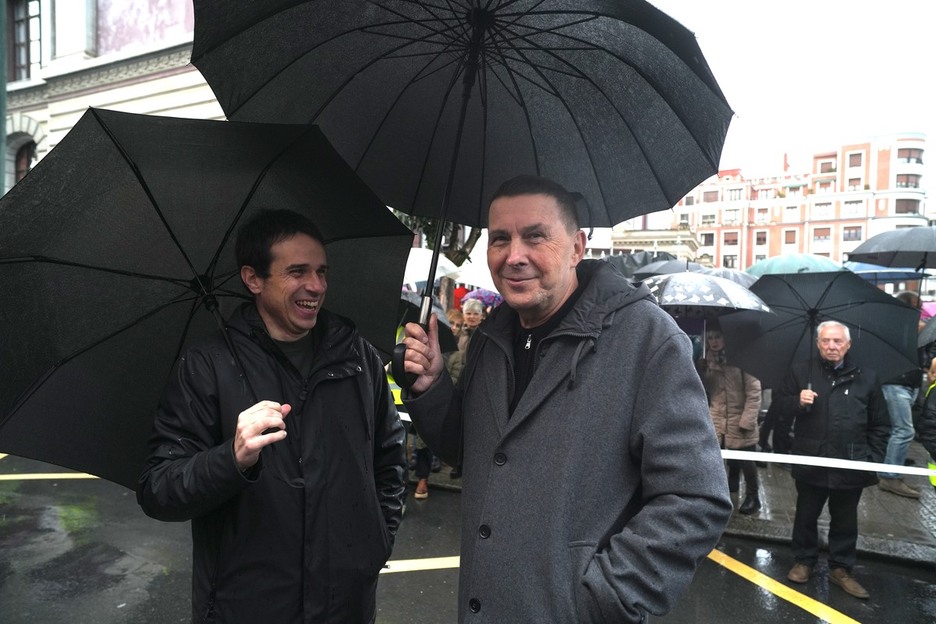 Pello Otxandiano eta Arnaldo Otegi. Pello Otxandiano eta Arnaldo Otegi.