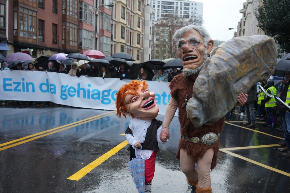 Pertsonaia mitologikoak pankartaren aurretik. Pertsonaia mitologikoak pankartaren aurretik.