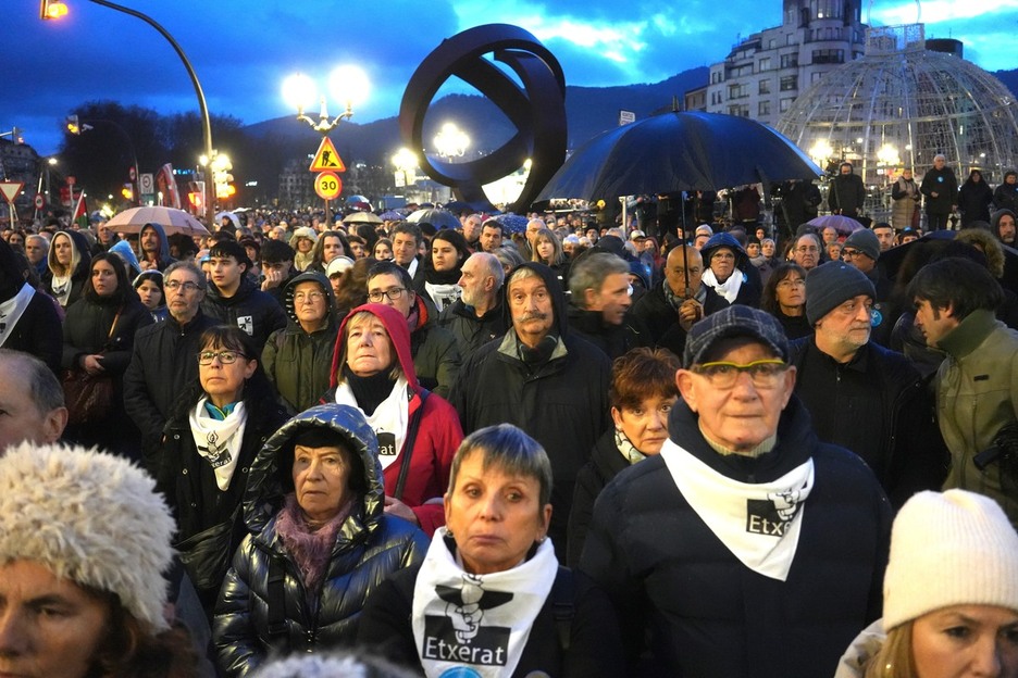Jendea amaierako ekitaldiaren zai. Jendea amaierako ekitaldiaren zai.