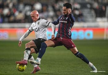 Mollejo protege el balón ante Nolaskoain en el partido de Segunda entre Eibar y Burgos en El Plantío.