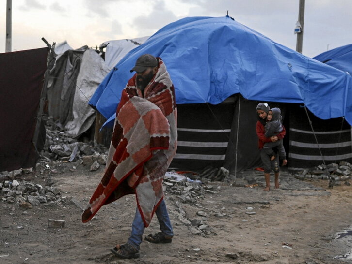 Gazatíes desplazados tratan de protegerse del frío.