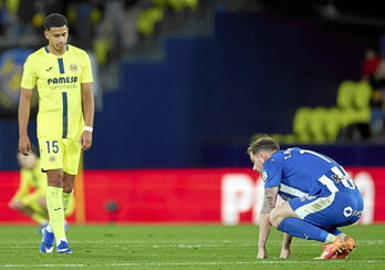 Toni Martínez, autor del gol del honor del Alavés, cabizbajo tras encajar la derrota en Villarreal.