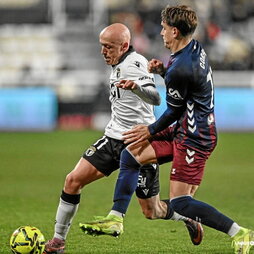 Mollejo protege el balón ante Corpas.