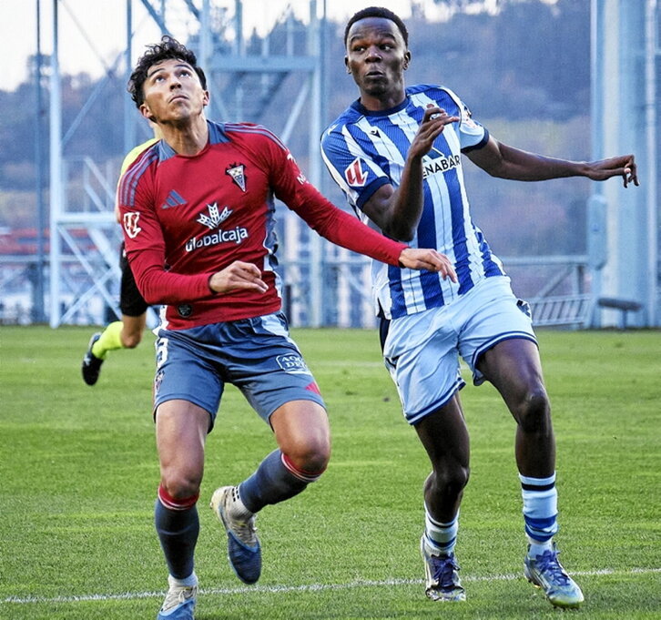 Ochieng disputa un balón con JoGo.