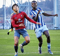Ochieng disputa un balón con JoGo.