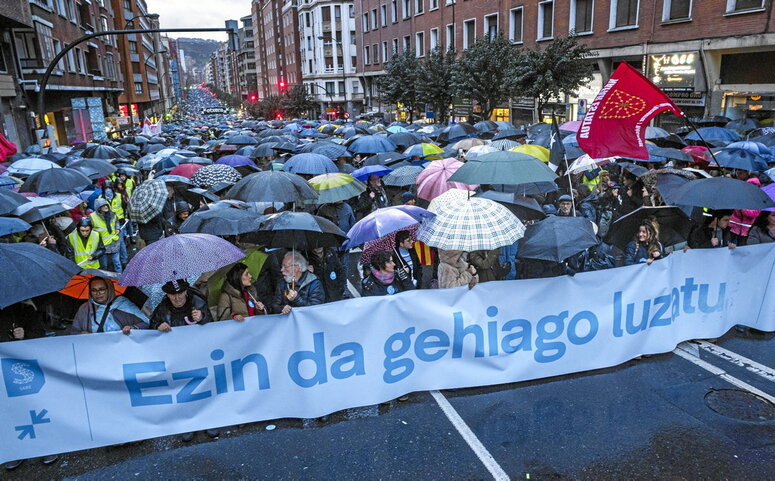 La cabecera de la marcha, tras una pancarta portada por una representación plural.