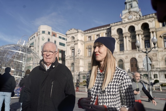 Joseba Azkarraga y Bego Atxa, ante el Ayuntamiento de Bilbo.