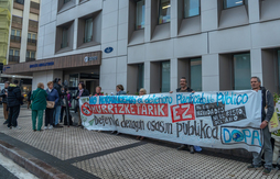 Concentración de OPA Herri Plataformak frente al ambulatorio de Gros, a finales de 2025.