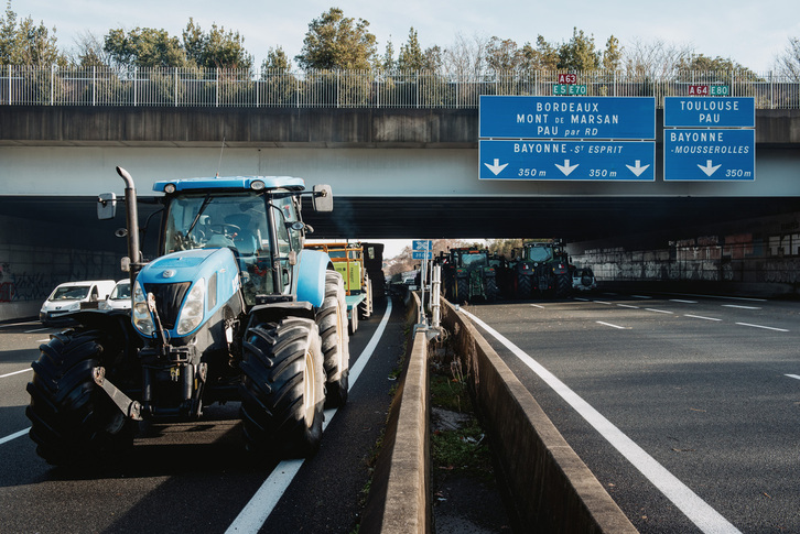 A63 blokeatu ondoren protesta iragarri dute, astelehen goizean, hainbat sindikatuk Grand Basque biribilgunean. Zirkulazioa oso zaila aurreikusten astelehen honetanda Baionan.