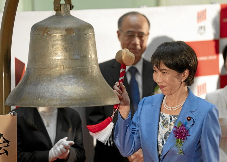 Sanae Takaichi, Japoniako lehen ministroa, Tokioko burtsaren urteko azken saioa ixten.