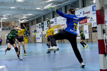 Almudena Gutiérrez encara la portería en la eliminatoria europea.