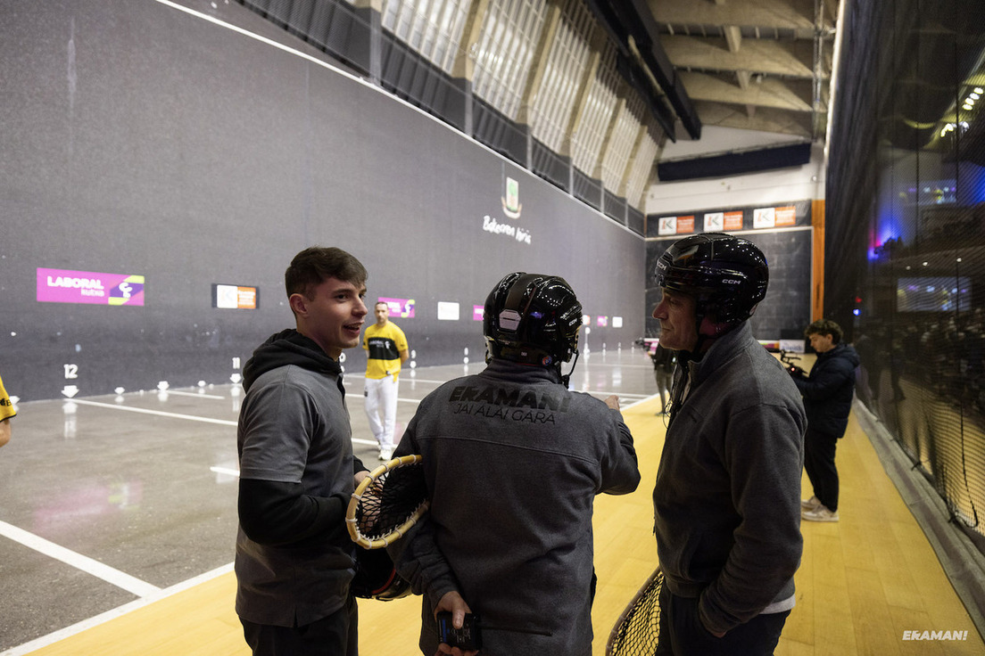 Winter Serieseko jardunaldi batean, kantxako hiru epaileak; irudiaren eskuinaldean, Beñat Markuerkiaga.