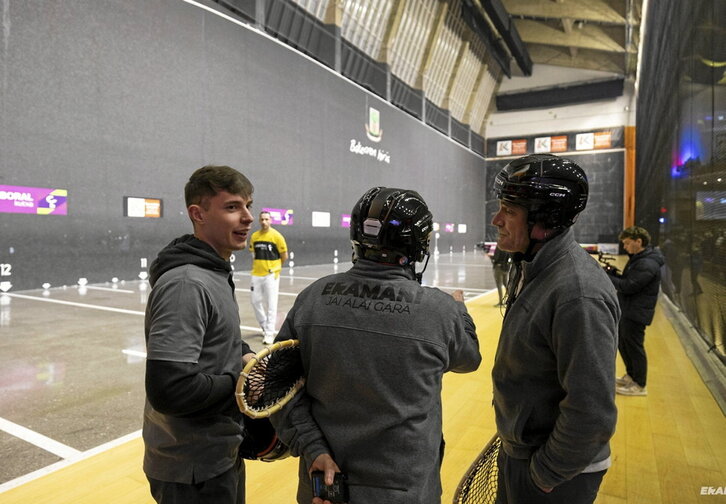 Winter Serieseko jardunaldi batean, kantxako hiru epaileak; irudiaren eskuinaldean, Beñat Markuerkiaga.