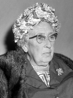 Imágenes de Agatha Christie en diferentes etapas de su vida.