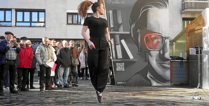 Lehenbiziko irudian, Txillardegiri eta Jone Forcadari eskainitako aurreskua, erasotako Txillardegiren horma irudiaren ondoan. Bigarrenean, Pako Sudupe hizkuntzalari eta idazlea bere hitzaldian.