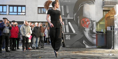 Lehenbiziko irudian, Txillardegiri eta Jone Forcadari eskainitako aurreskua, erasotako Txillardegiren horma irudiaren ondoan. Bigarrenean, Pako Sudupe hizkuntzalari eta idazlea bere hitzaldian.