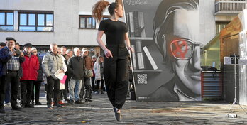 Lehenbiziko irudian, Txillardegiri eta Jone Forcadari eskainitako aurreskua, erasotako Txillardegiren horma irudiaren ondoan. Bigarrenean, Pako Sudupe hizkuntzalari eta idazlea bere hitzaldian.