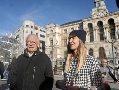 Joseba Azkarraga eta Bego Atxa, Bilboko Udaletxearen aurrean.