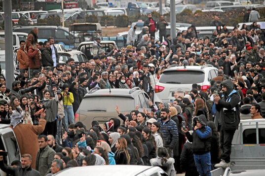Una multitud da la bienvenida en Qamishli a combatientes kurdos.
