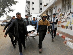 Traslado de un cadáver tras un bombardeo israelí.