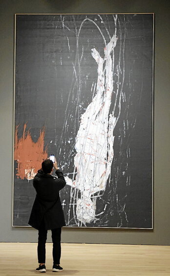 Una de las obras de la exposición «George Baselitz. Algo en todo», que recoge la producción del artista alemán realizada entre 2014 y 2025, y se puede ver en el  Museo de Bellas Artes de Bilbo.