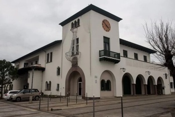 Hiru hautagaitza lehiatuko dira Angeluko herriko etxearen kudeaketa hartzeko xedez. 