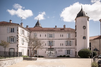 La commune de Bardos comptait 1 905 habitants en 2022.