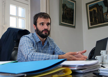 Eneko Aldana-Douat bere bulegoan artxiboko argazki batean.