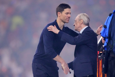 Xabi Alonso saluda al presidente del Real Madrid, Florentino Pérez, tras la final de la Supercopa.