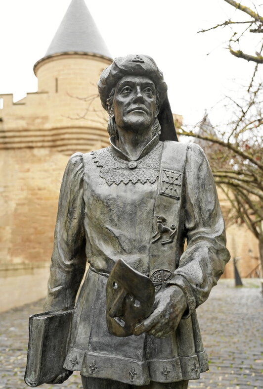 Escultura del príncipe de Viana, obra de Jesús Ukar, que se ha colocado frente al Palacio Real de Erriberri.