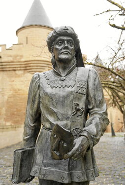 Escultura del príncipe de Viana, obra de Jesús Ukar, que se ha colocado frente al Palacio Real de Erriberri.