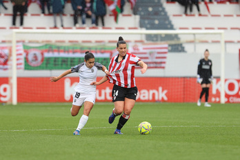Lorena Navarro (Badalona) y Leire Baños (Athletic) pugnan en el partido de Liga F disputado en Lezama.