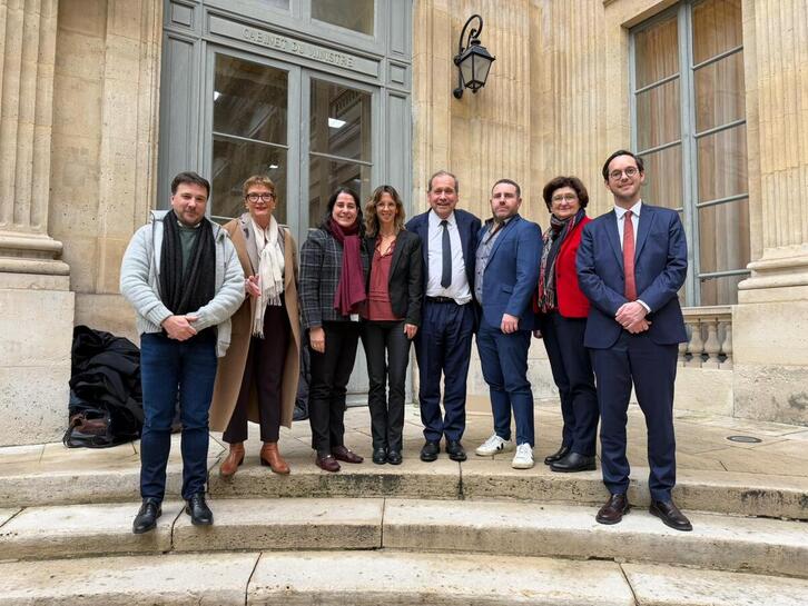 EEPren izenean Maider Behoteguy eta Ttitto Berbeder bertaratu dira, euskal parlamentariekin batera, Hezkuntza Ministaritzan antolaturiko bilkurara. 