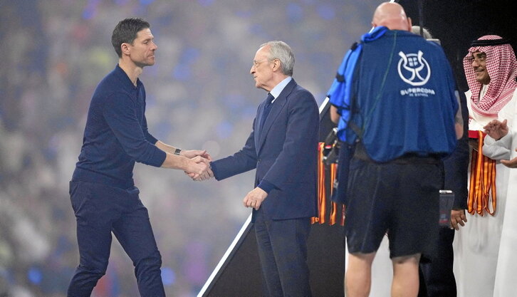 Xabi Alonso saluda al presidente del Real Madrid, Florentino Pérez, tras la final de la Supercopa del domingo.