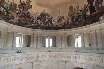 Interior de la cúpula del Monumento a los Caídos de Iruñea.