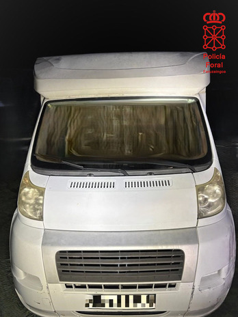 La caravana robada que fue interceptada por ertzainas fuera de servicio.