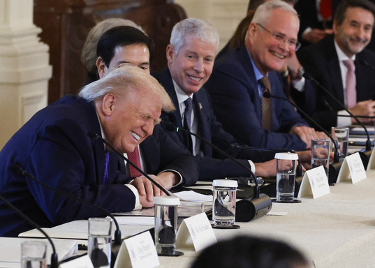 Imaz ríe una de las gracias de Trump en la reunión del viernes en la Casa Blanca.