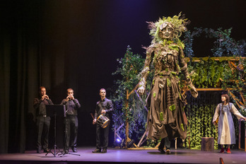 Los gigantes, en una escena del espectáculo.