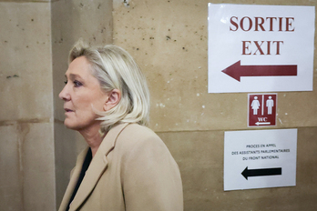 Marine Le Pen se dirige a la salida en la sala de audiencias de París en la que ha comenzado su juicio este martes.