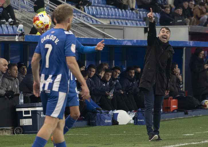 Eduardo Coudet da instrucciones a sus jugadores en un partido de Liga.