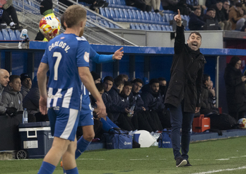 Eduardo Coudet da instrucciones a sus jugadores en un partido de Liga.