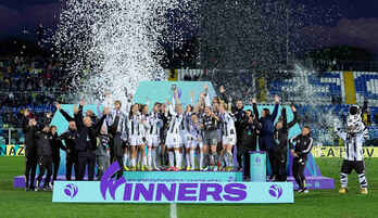 La Juventus celebra su quinta Supercopa femenina tras derrotar a la Roma en la final.